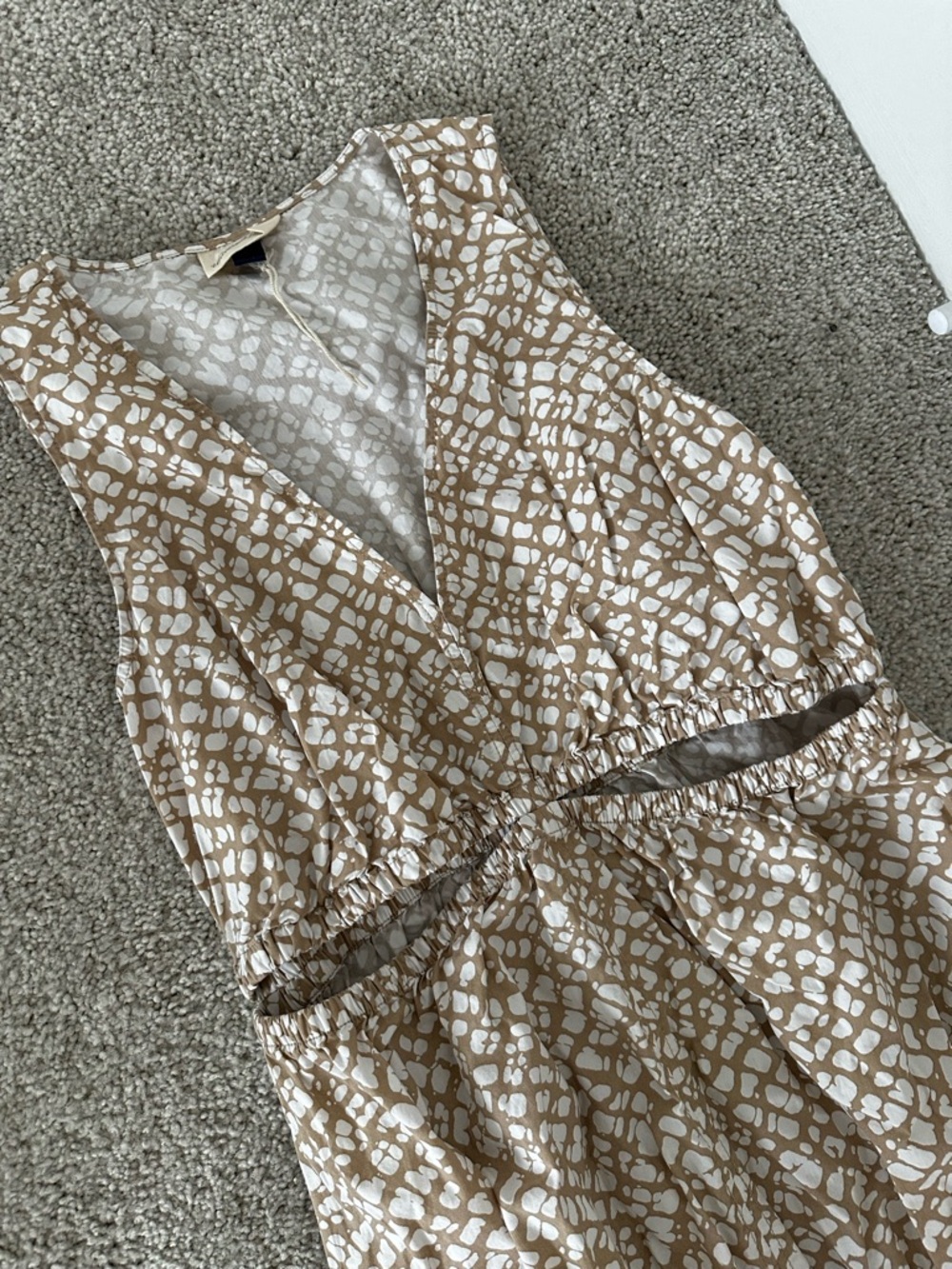 Universal Thread Tan and White Abstract Print Sleeveless Top